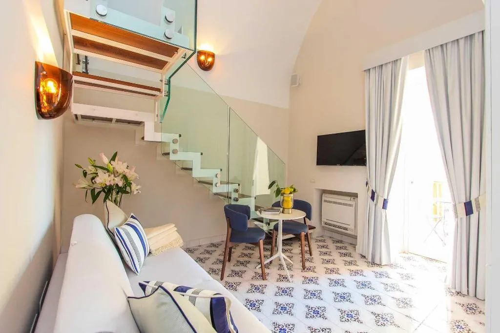 Room, Diecisedici, Naples