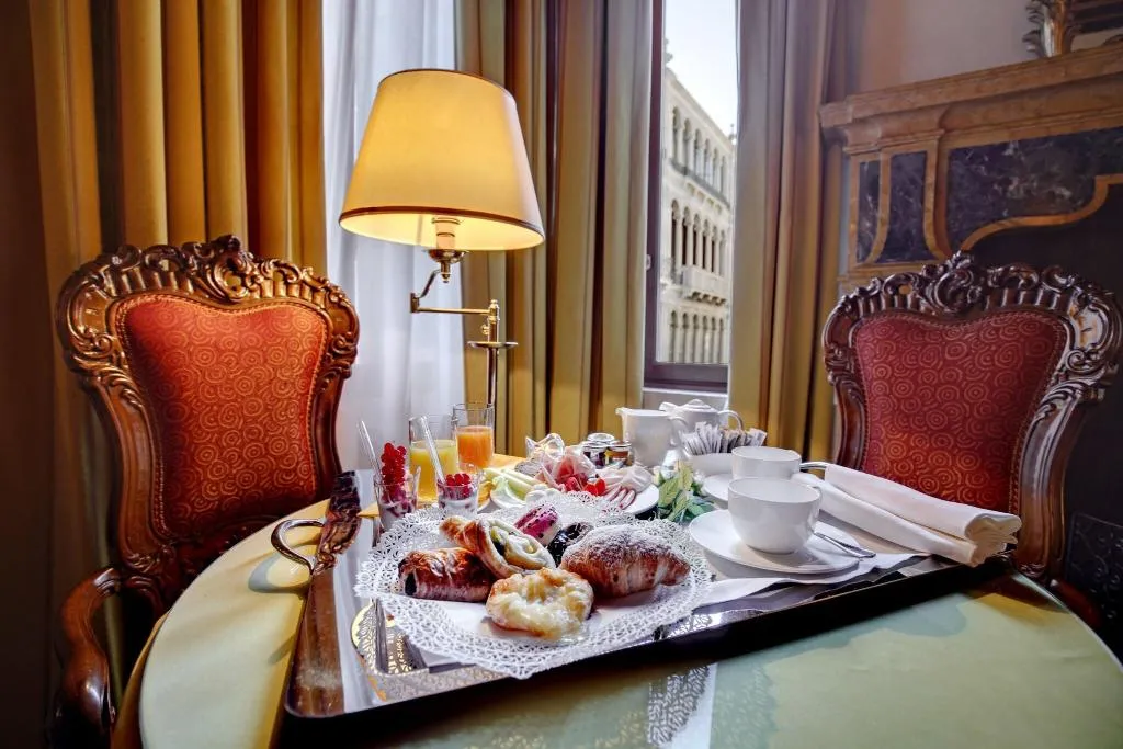 SUITE KING SIZE BED Room, Dona Palace, Venice