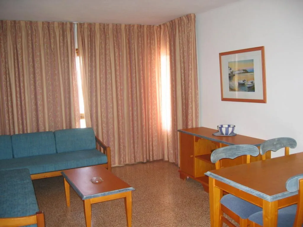 APARTMENT CAPACITY 8 THREE BEDROOMS Room, Sol Naixent-Bonaire, Majorca