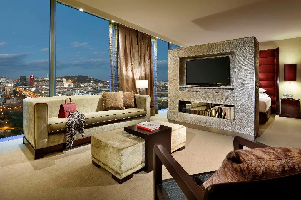 SUITE KING SIZE BED Room, Hyatt Regency Barcelona Tower, Barcelona