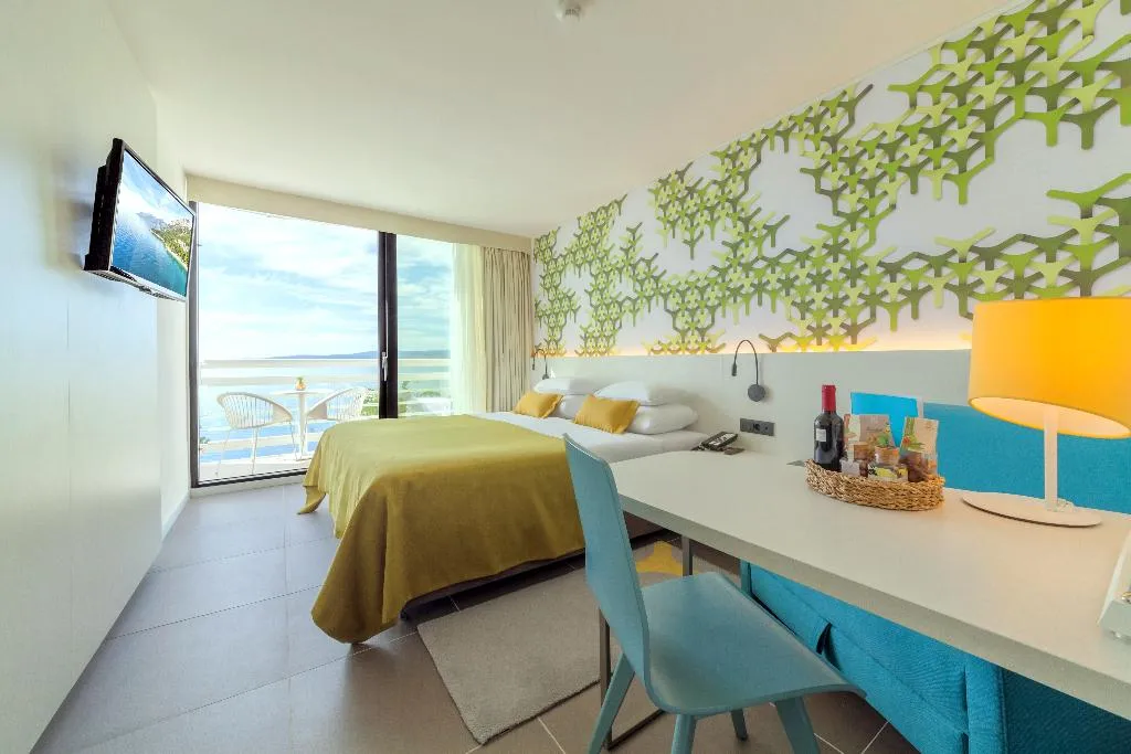 DOUBLE SIDE SEA VIEW WITH BALCONY Room, Bluesun Mala Berulia, Split