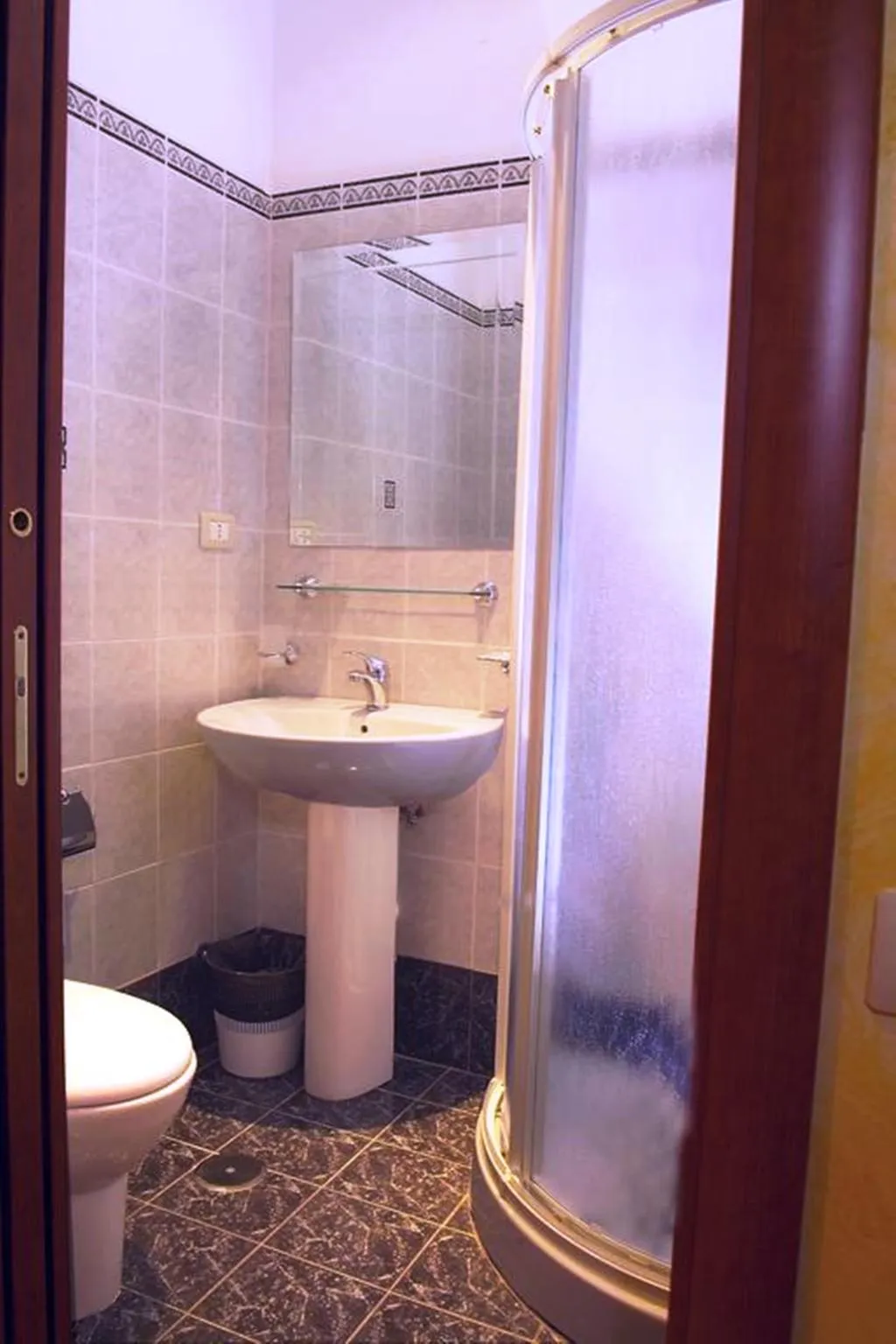 Room, Kriss, Rome