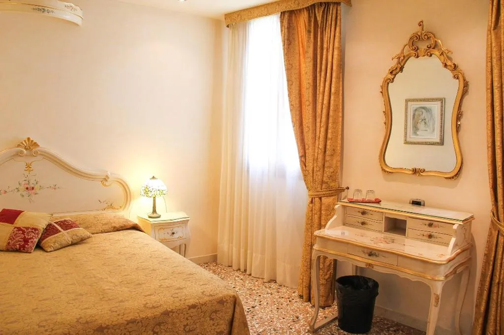 Room, Angeles Inn, Venice