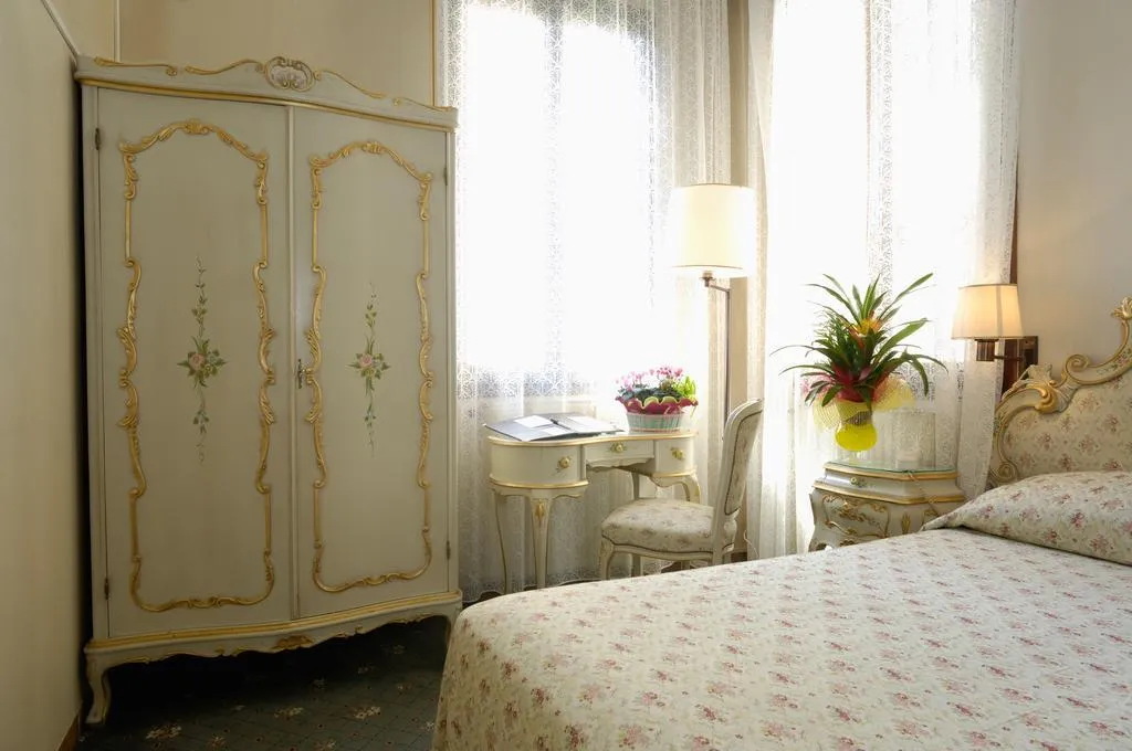 Room, Basilea, Venice