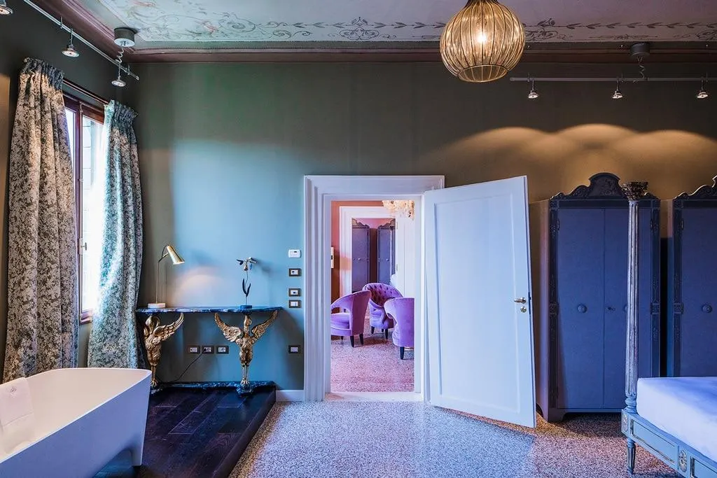 JUNIOR SUITE DELUXE CANAL VIEW Room, Hotel Heureka, Venice