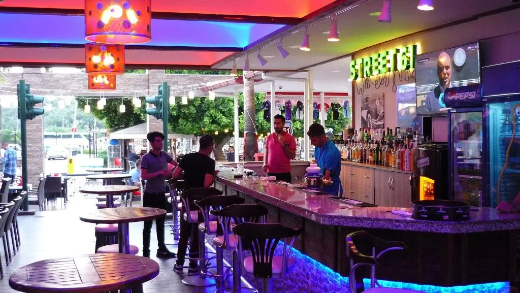 Bar, Street61 Studios, Dalaman