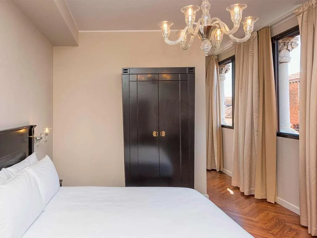 Room, Sonder Salute Palace, Venice