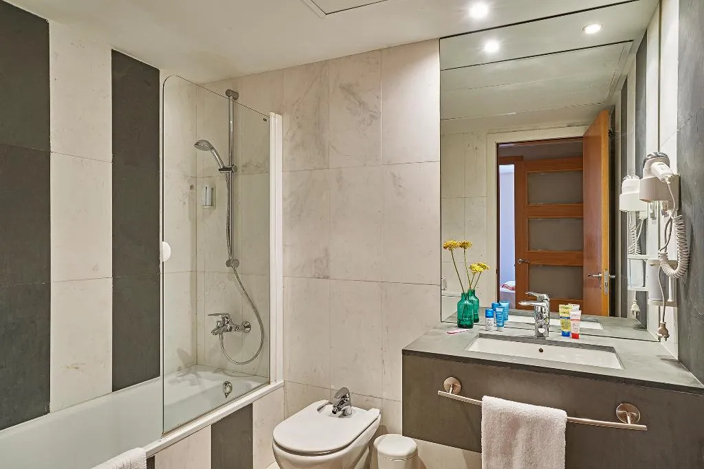 APARTMENT CAPACITY 6 TWO BEDROOMS Room, AinB Sagrada Familia Apartments, Barcelona