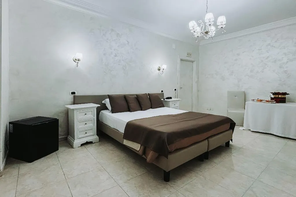 JUNIOR SUITE WITH JACUZZI Room, Bee Queen Hotel, Naples