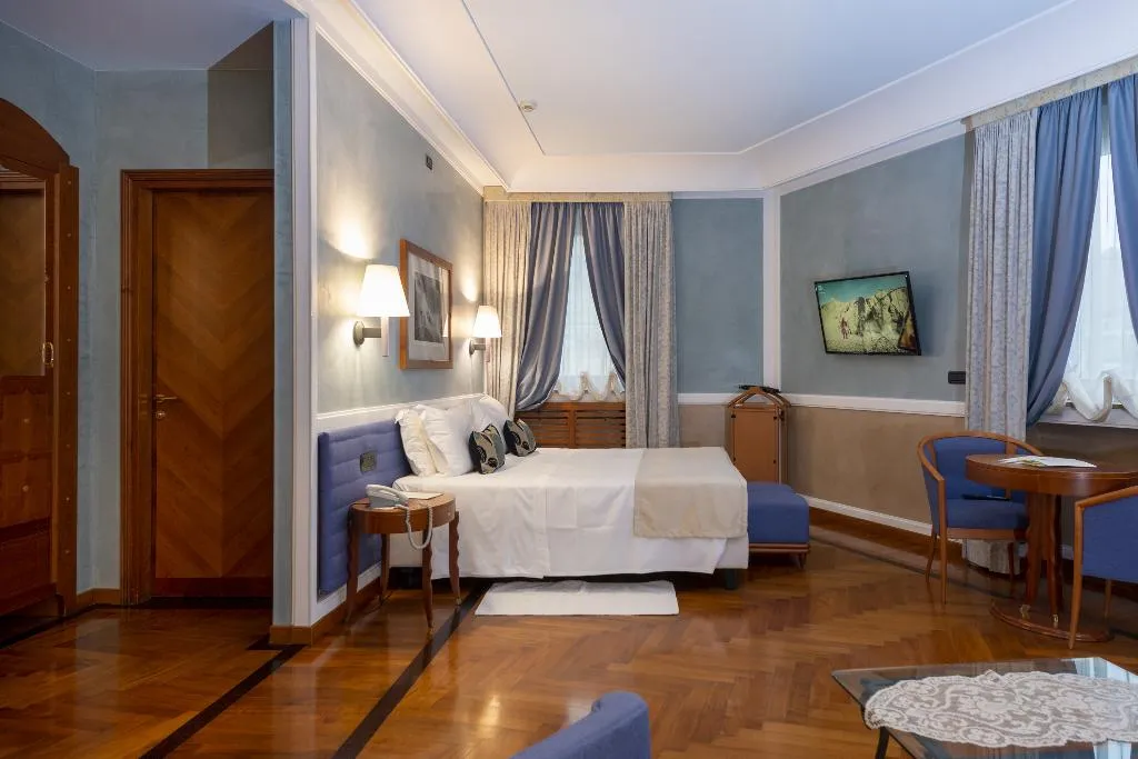 SUITE DELUXE QUEEN BED Room, Grand Hotel Ortigia, Catania