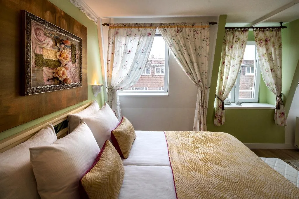 FAMILY ROOM STANDARD Room, Hotel Jupiter, Amsterdam