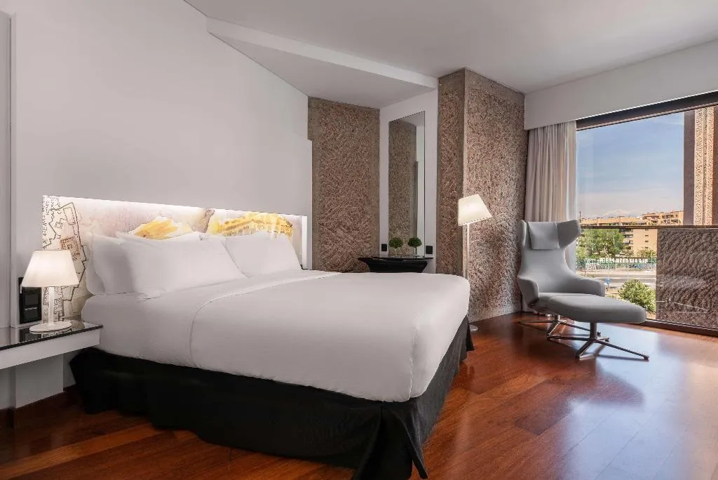DOUBLE DELUXE KING BED Room, Hilton Madrid Airport, Madrid