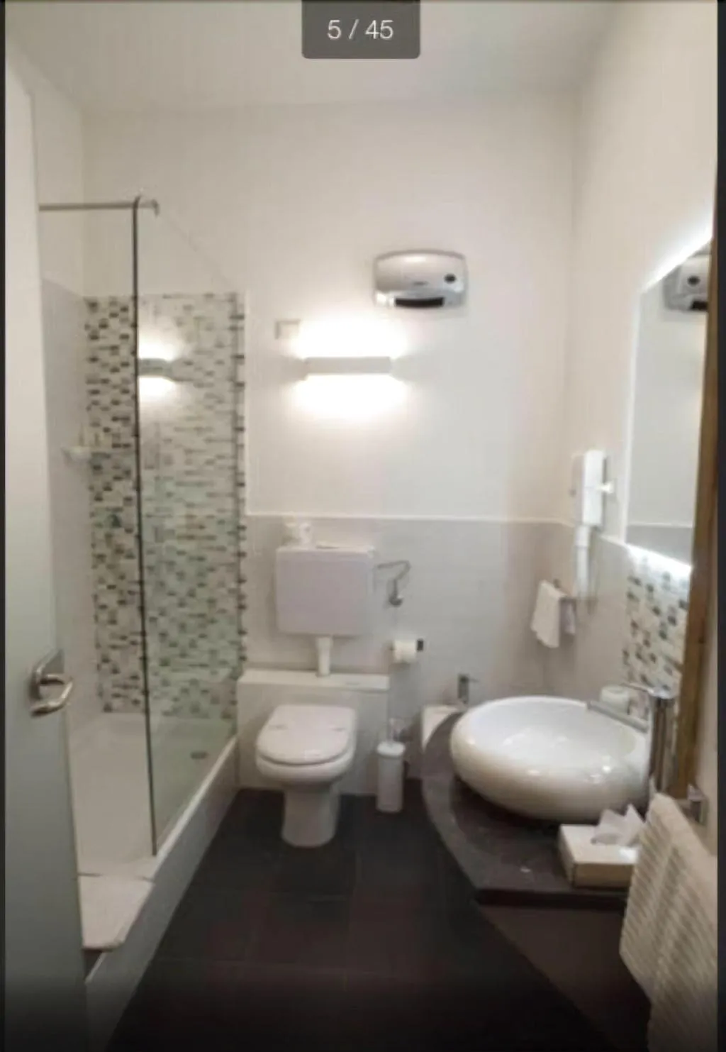Room, B&B Napolimilionaria, Naples
