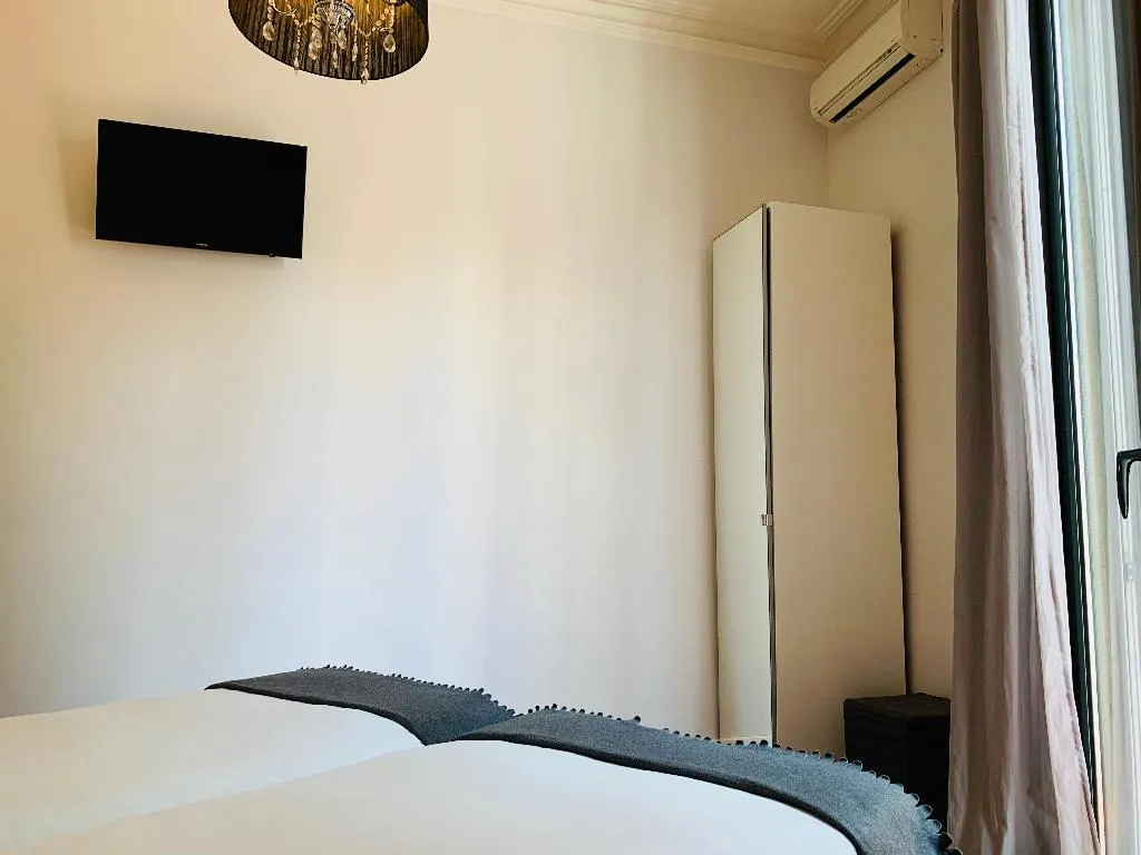 TWIN Private external bathroom Room, Super Balmes Guest House, Barcelona