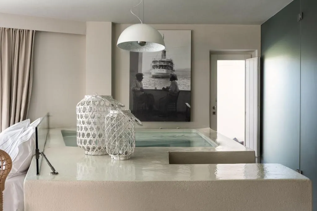 Room, West East Suites, Santorini