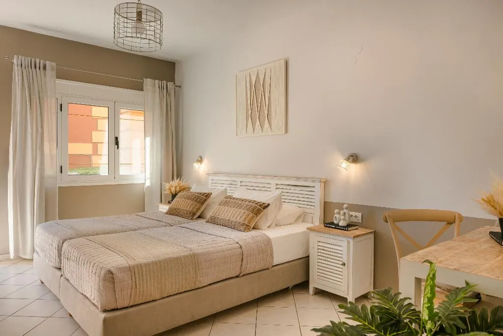 TWIN WITH DOUBLE BED Room, Makis Hotel, Kefallinia