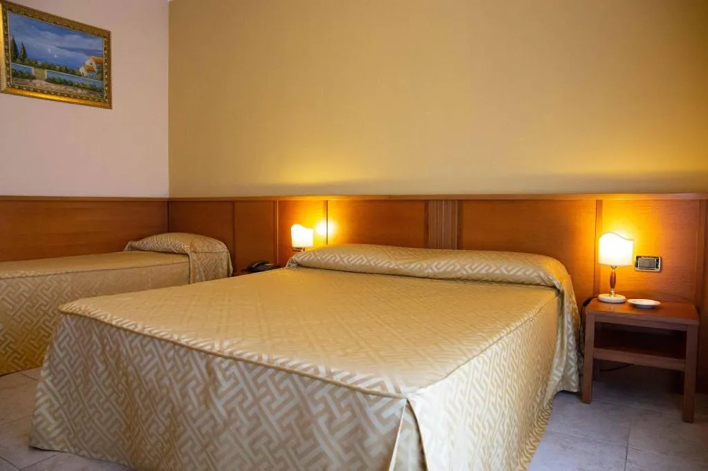Room, Hotel Maddaloni, Naples