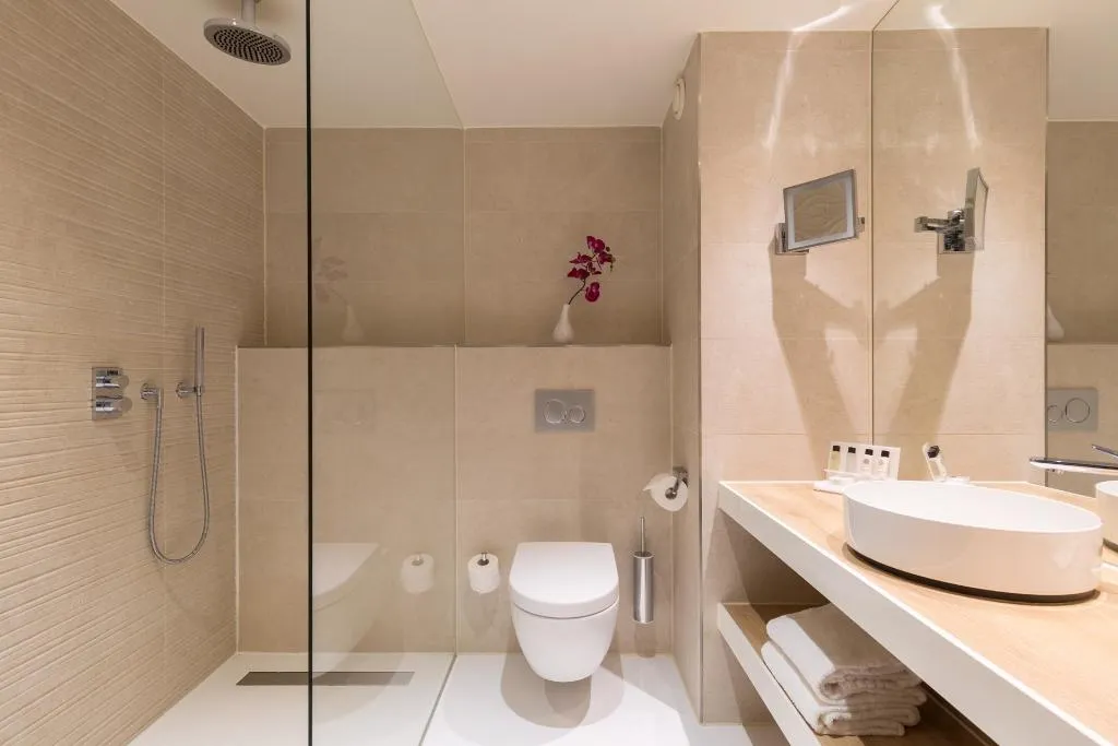 DOUBLE SUPERIOR KING BED Room, Leonardo Royal Hotel Den Haag Promenade, Amsterdam