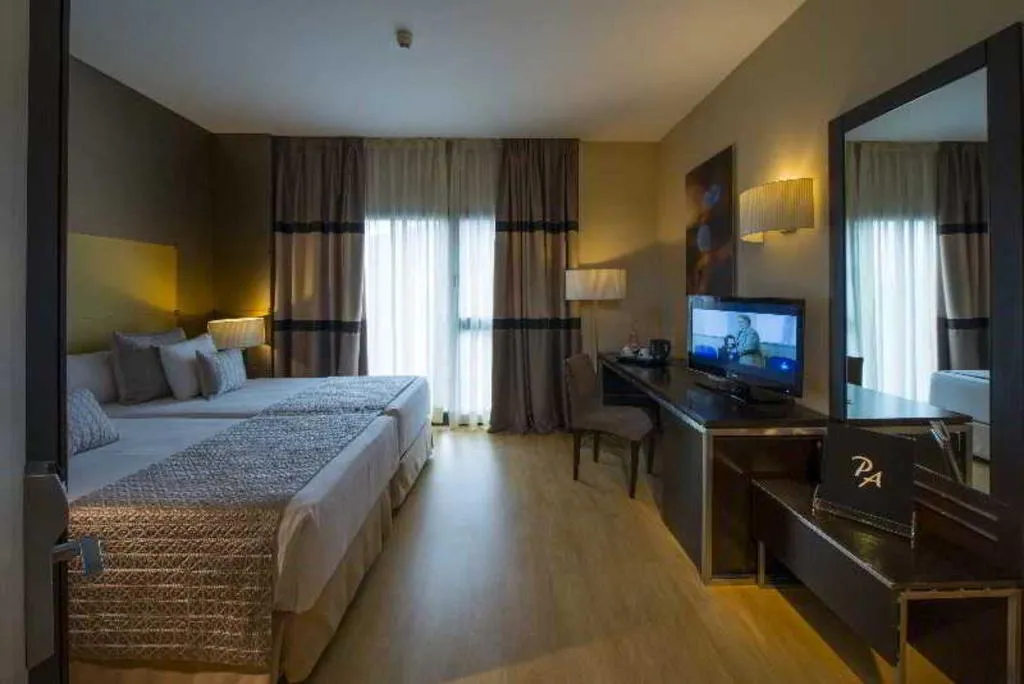 Room, Radisson RED Madrid, Madrid