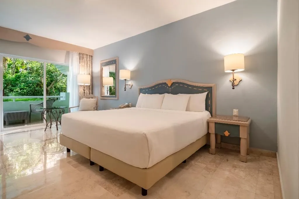 DOUBLE PREMIUM KING BED Room, Iberostar Waves Paraiso del Mar All Inclusive, Cancun Area