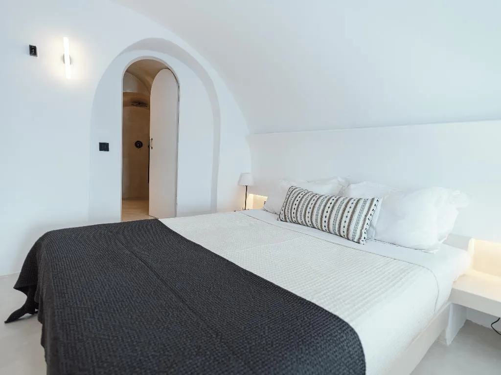 DOUBLE WITH JACUZZI Room, IKIES Santorini, Santorini