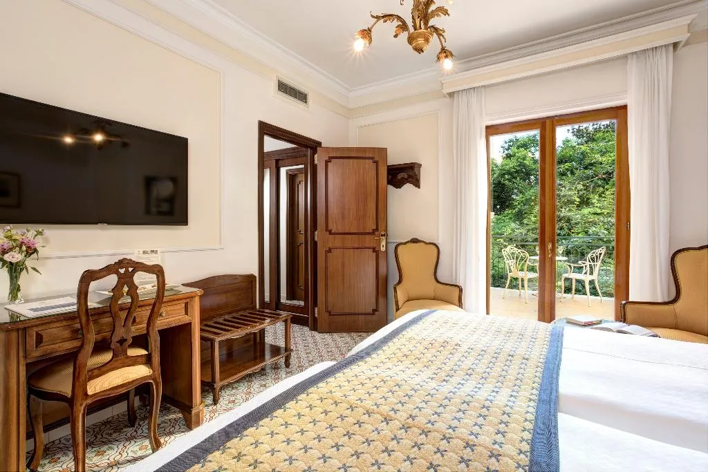 Double or Twin BASIC Room, Grand Hotel De La Ville, Naples