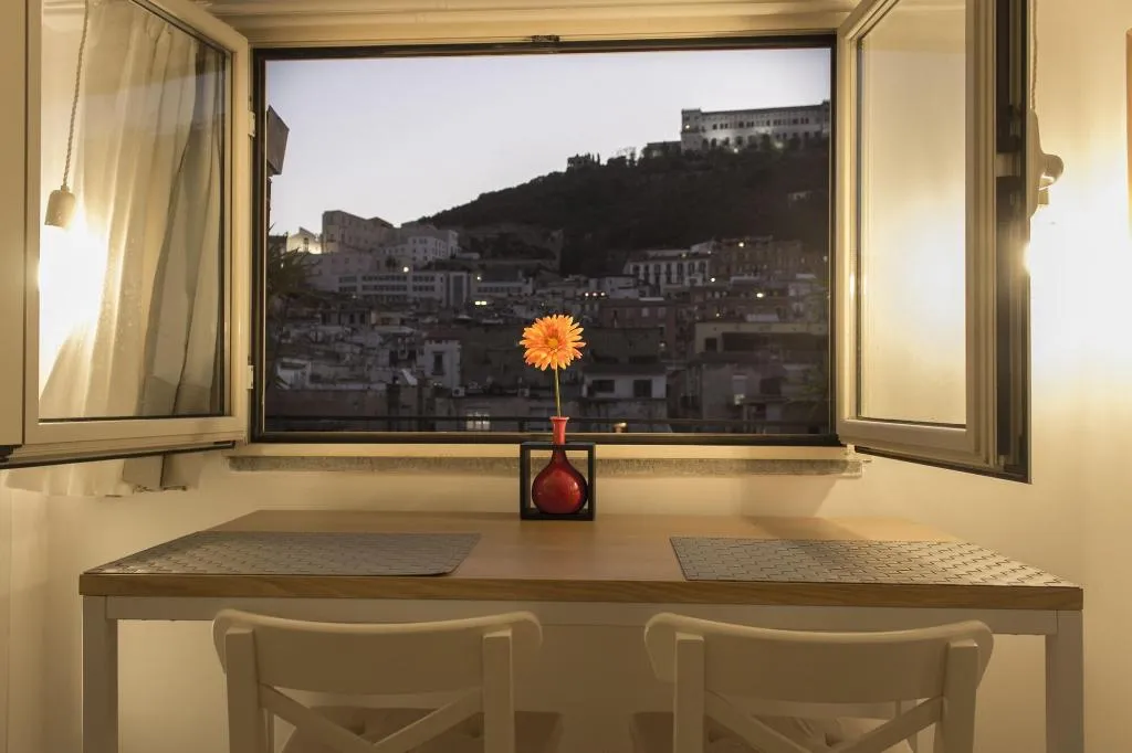 Room, Sui Tetti Di Napoli, Naples