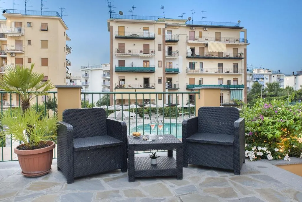 Terrace, Leone, Naples