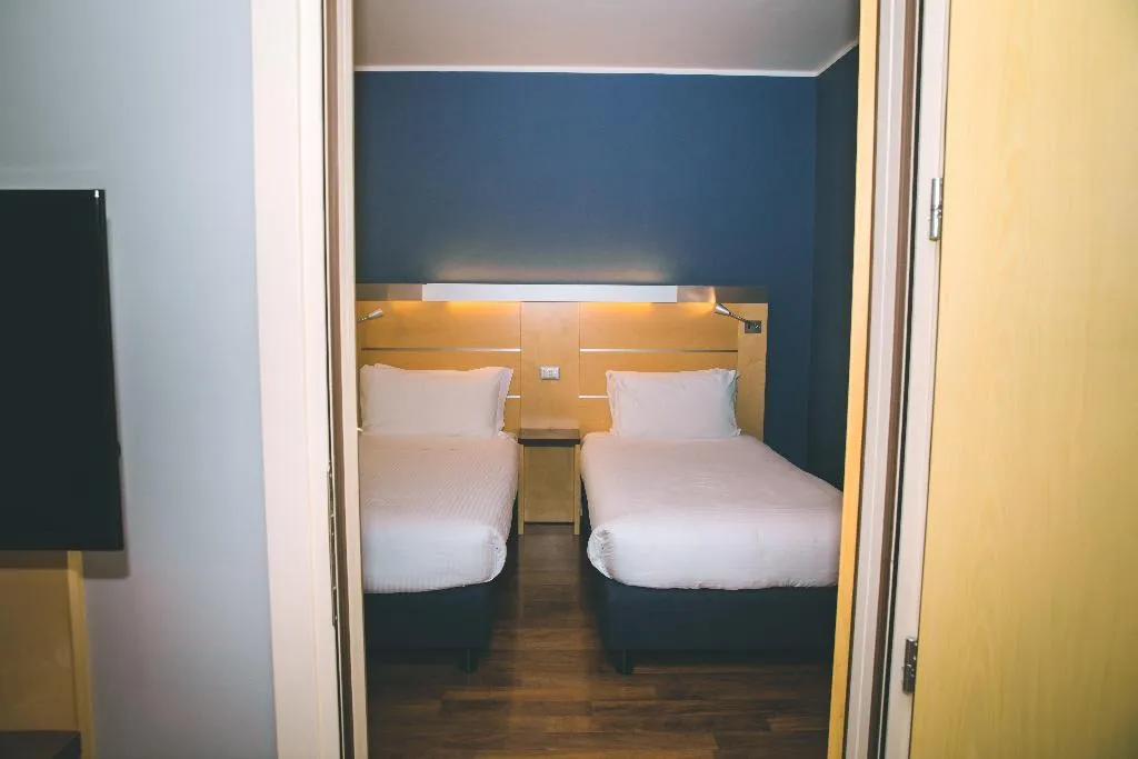 DOUBLE QUEEN SIZE BED Room, Holiday Inn Express Milan-Malpensa Airport, Milan