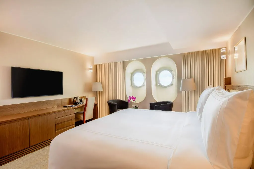 DOUBLE SUPERIOR Room, Queen Elizabeth 2, Dubai