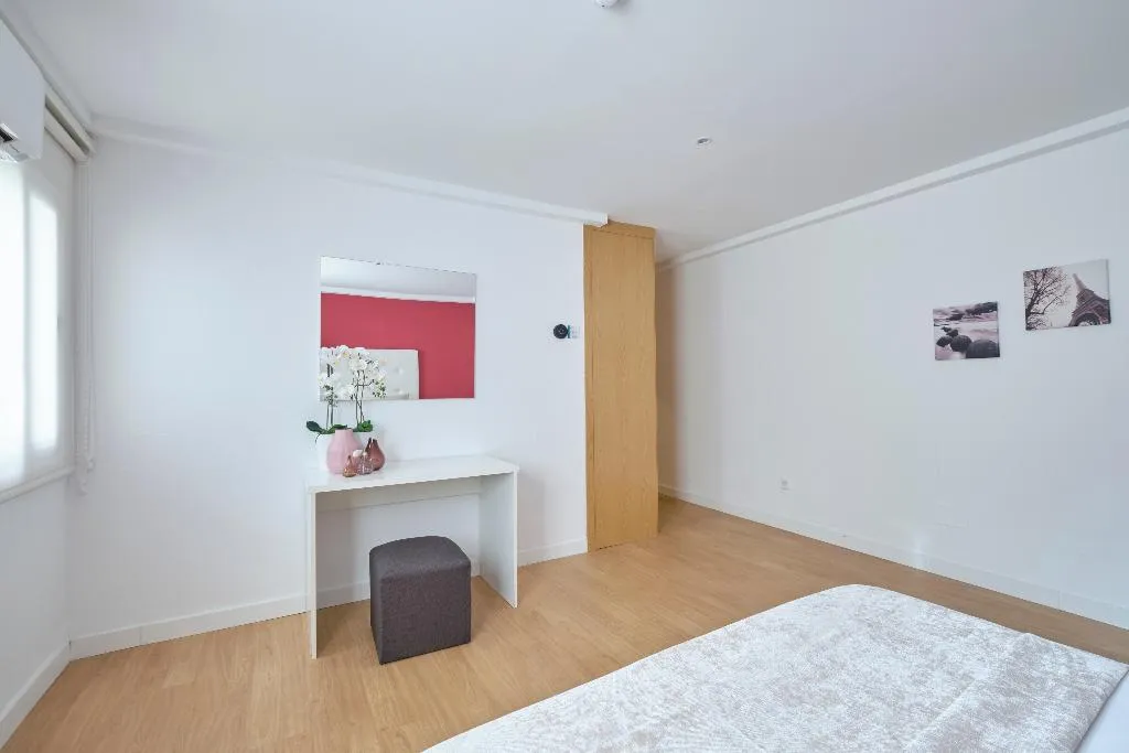 APARTMENT TWO BEDROOMS Room, Apartamentos en Sol, Madrid