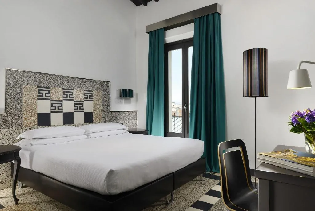 DOUBLE DELUXE QUEEN BED Room, Universo, Florence
