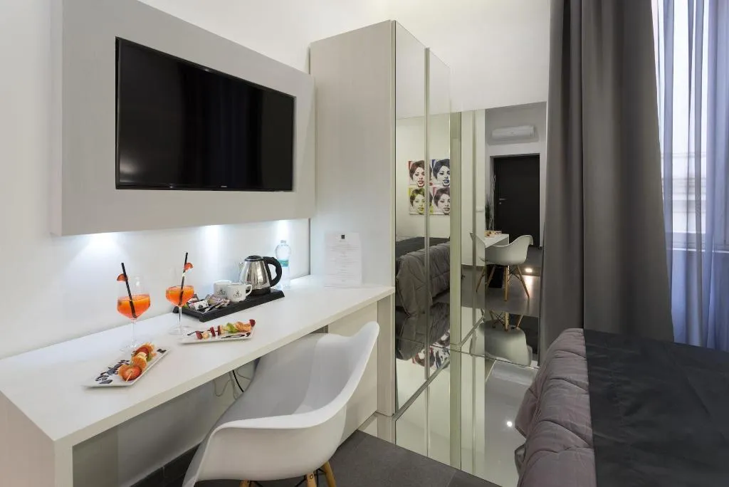 Room, Twice Naples, Naples