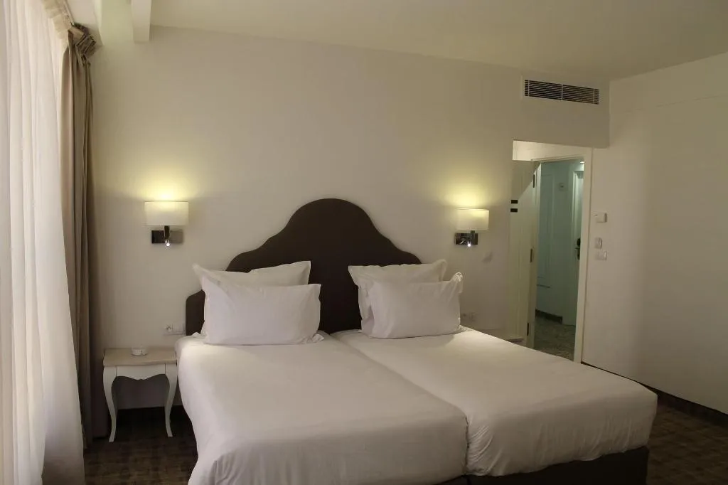 Room, Lac Leman, Tunisia