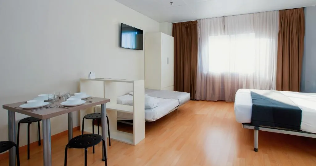 FAMILY ROOM CAPACITY 3 Room, Vertice Roomspace Madrid, Madrid
