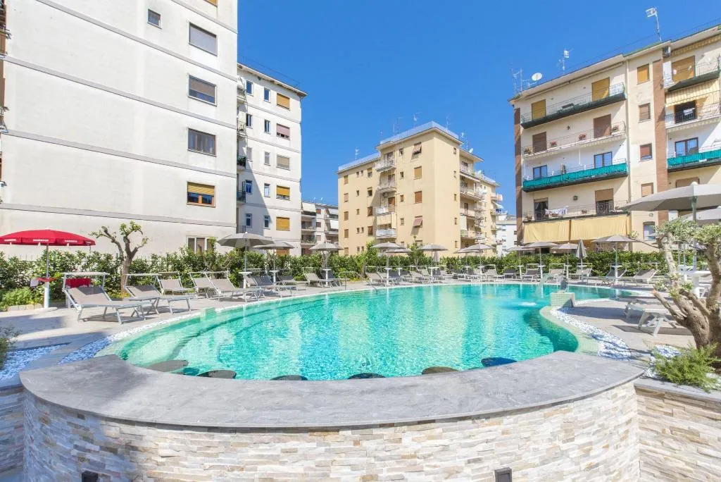 Pool, Leone, Naples