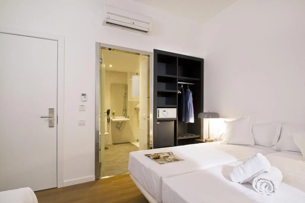 Room, Som Nit Triomf, Barcelona
