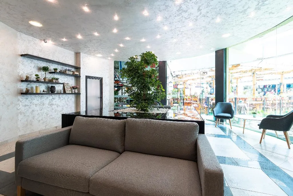 Lobby, Juli, Bourgas