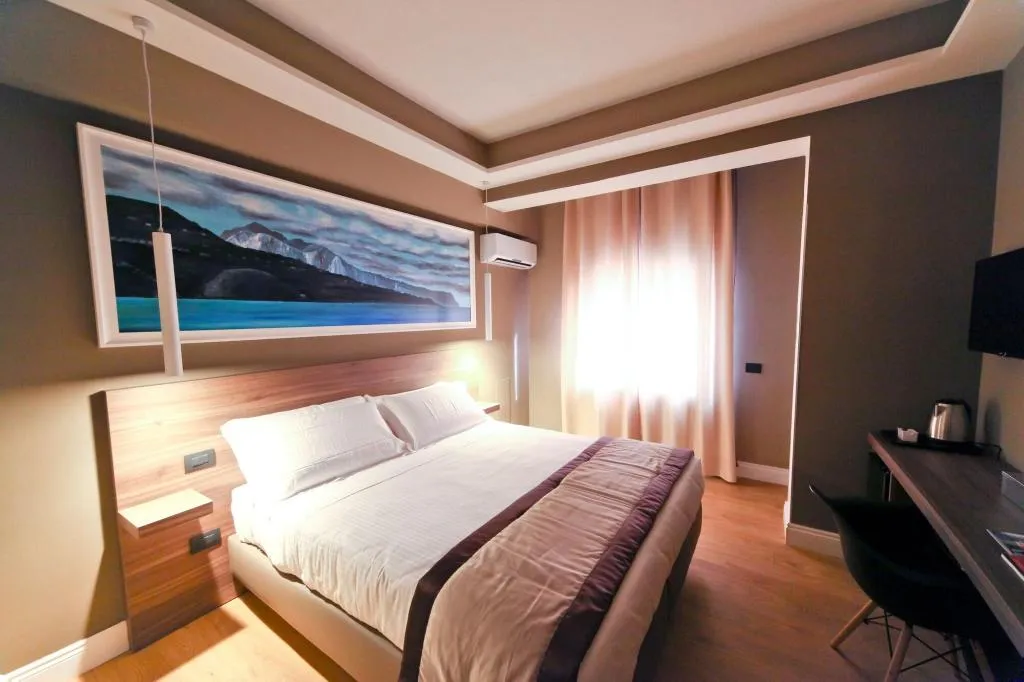 Room, 7Th Floor Suite, Naples