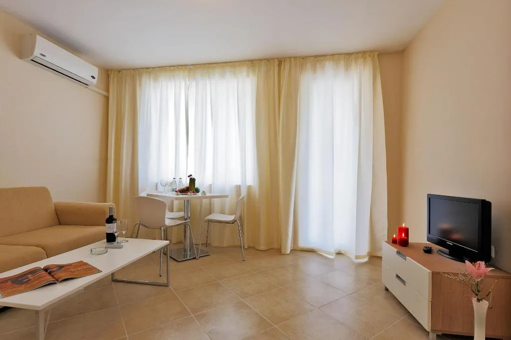 Room, Emberli, Bourgas