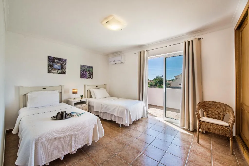 VILLA THREE BEDROOMS Room, Jardim da Meia Praia, Algarve