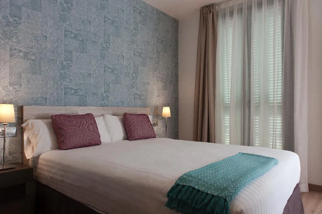 APARTMENT CAPACITY 4 TWO BEDROOMS Room, MH Apartments S. Familia, Barcelona