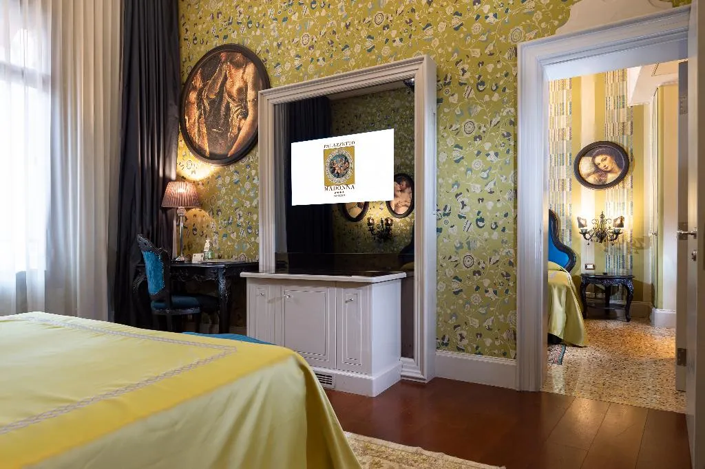 SUITE CANAL VIEW Room, Palazzetto Madonna, Venice