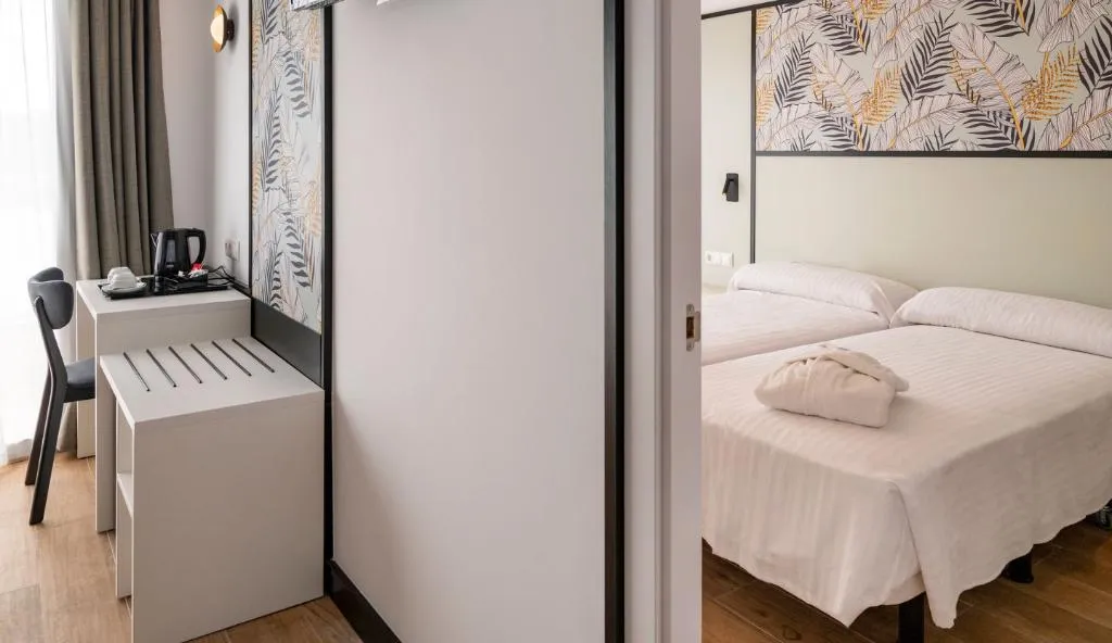 JUNIOR SUITE CAPACITY 4 Room, Medplaya Calypso, Costa Dorada