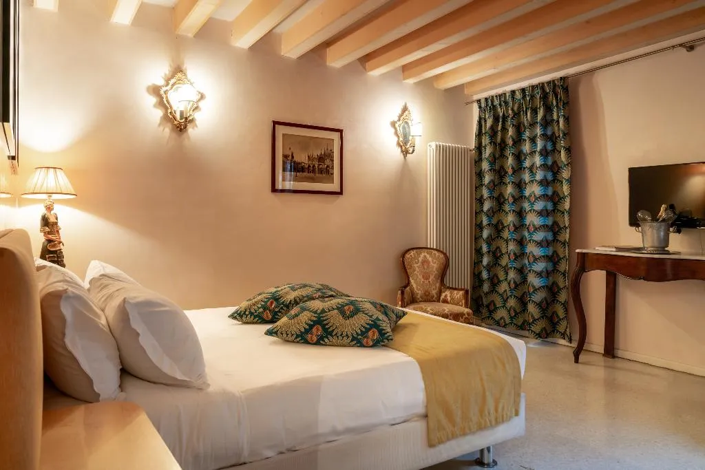 FAMILY ROOM TWO BEDROOMS ONE BATHROOM Room, Palazzo Sanluca, Venice