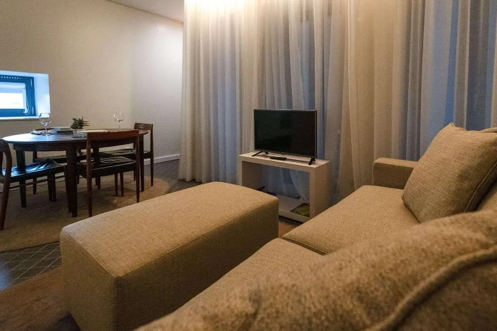 Room, Domum, Porto