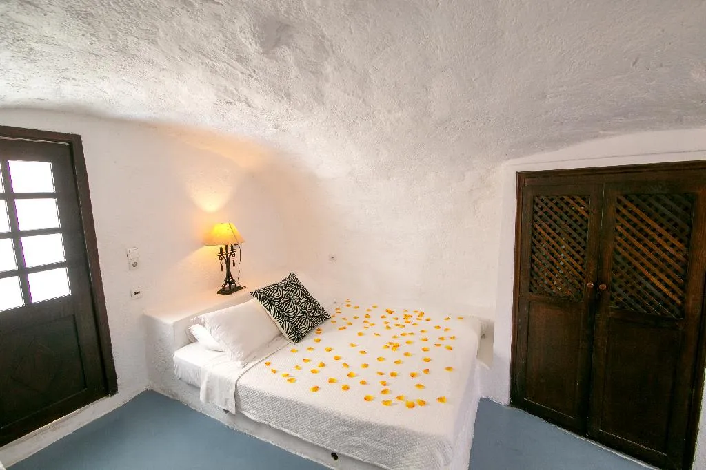 JUNIOR SUITE STANDARD Room, Alexander's Suites, Santorini