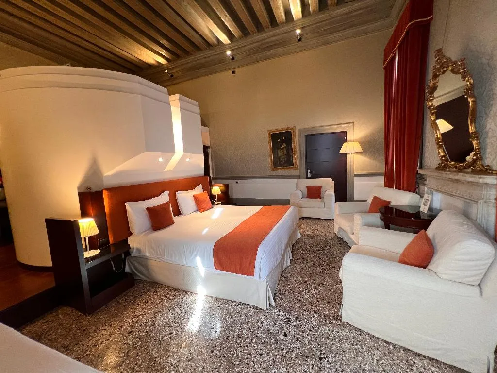 JUNIOR SUITE STANDARD Room, Ruzzini Palace, Venice