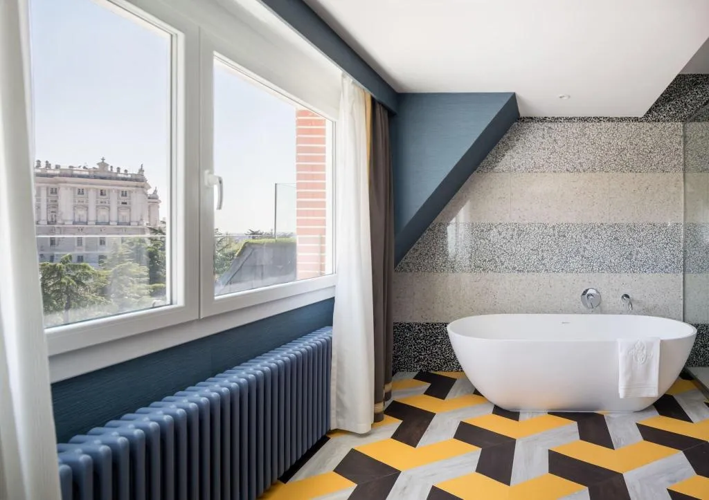 SUITE QUEEN SIZE BED Room, Principe Pio, Madrid