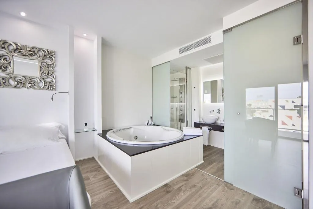 JUNIOR SUITE DELUXE WITH JACUZZI Room, Astoria Playa, Majorca